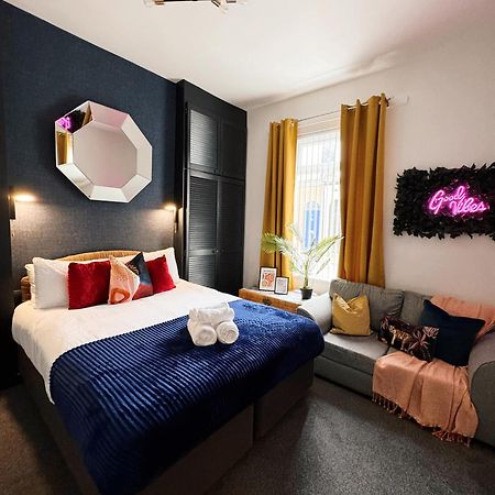 A&A Luxury Stay Rosedale St - Chic, Modern, City Centre, Neon Decor Sunderland  Exterior photo