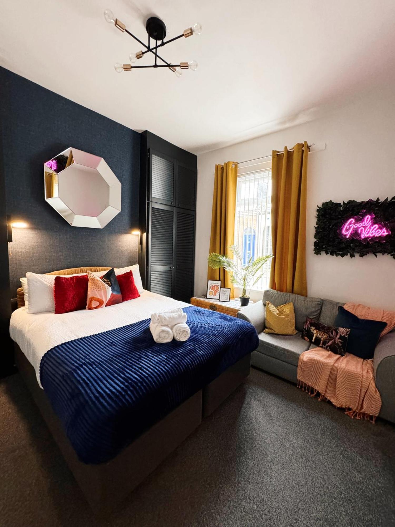 A&A Luxury Stay Rosedale St - Chic, Modern, City Centre, Neon Decor Sunderland  Exterior photo